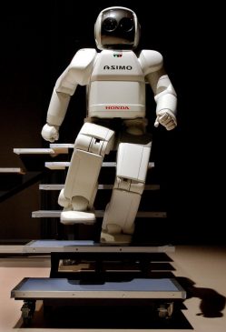 Robots culpables?… Asimo 249x365