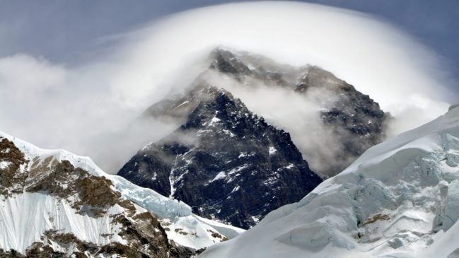 Increíble hazaña: Un hombre de 70 años amputado de ambas piernas llega a la cima del Everest... Everest 649x365