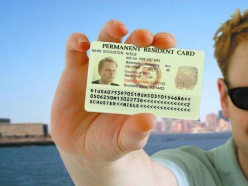 USCIS explica por que inmigrantes con “green card” deben portar siempre su documento… Green C 487x365
