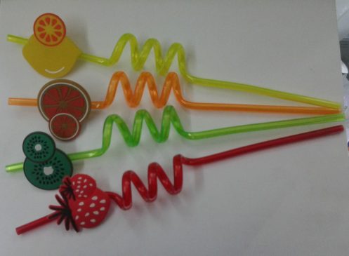 Conocida cadena de cafeterías dejará de usar bombillas plásticas debido al daño que causan a los océanos... Bombillas 497x365