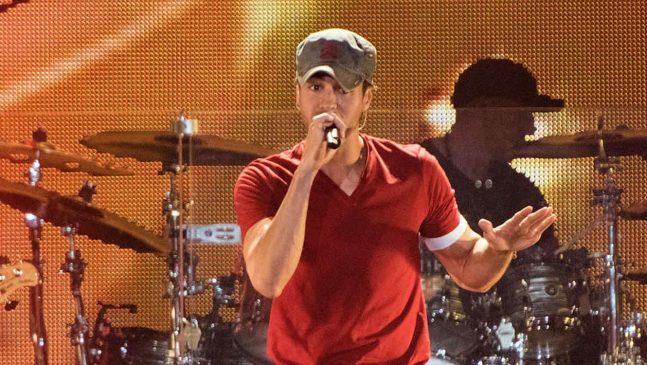 En que lengua prefiere cantar Enrique Iglesias?… Show 1 647x365
