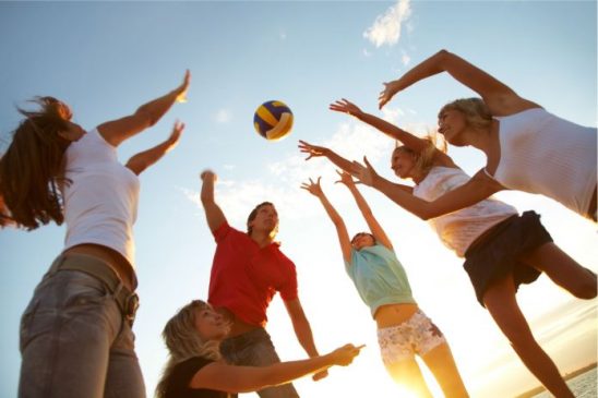 Los Deportes y sus beneficios para cuerpo, mente y relaciones sociales… Voley 548x365