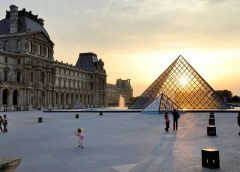 Louvre Piramide 240x172