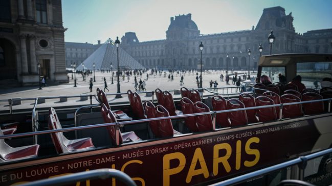 El museo Louvre recibió más de 10 millones de visitantes en 2018... Tren 1 649x365