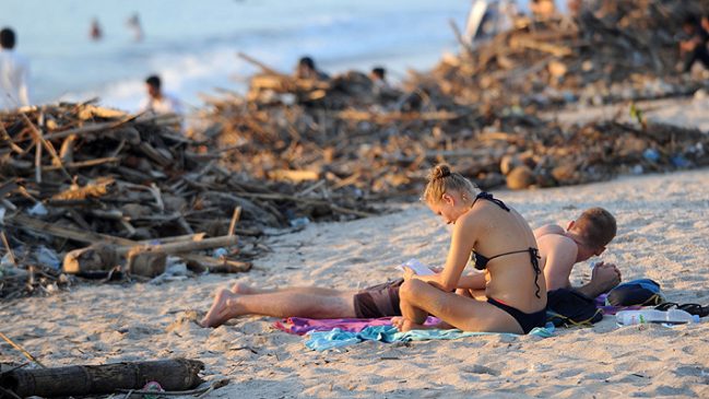 Paradisíaca playa de Bali quedó cubierta de plástico después de una fuerte tormenta... Afp2 649x365