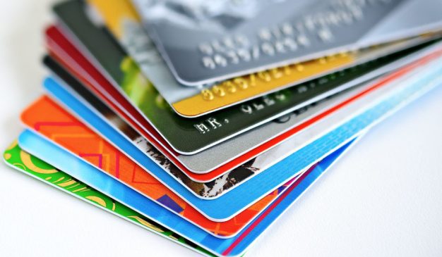 Cantidad de plástico que las personas ingieren semanalmente equivale al peso de una tarjeta bancaria... Mas Cards 626x365