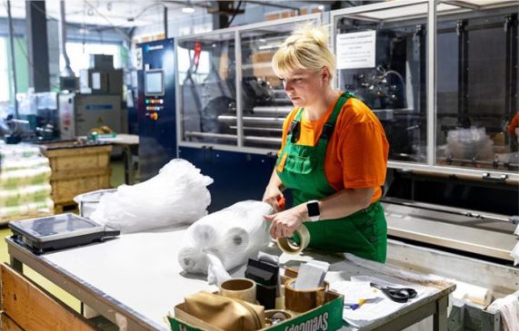 El uso de bolsas biodegradables, la tendencia que quiere terminar con un gran problema medioambiental… Uso Bolsas 571x365