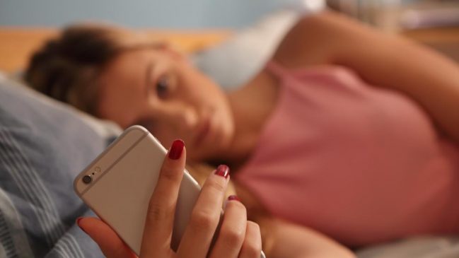 Que pasa en tu cerebro cuando lo primero que haces al despertarte es revisar el celular… Movil 3 649x365