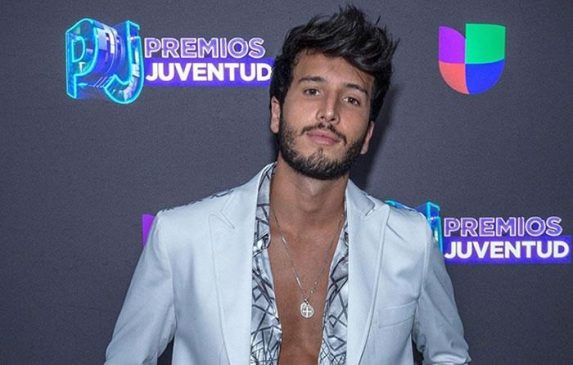 Sebastián Yatra pide a Shakira cantar juntos y celebra reivindicar la balada… Sebas 573x365