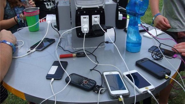 Te vas de vacaciones?: los peligros de cargar tu celular en cualquier puerto USB… Stop 1 649x365