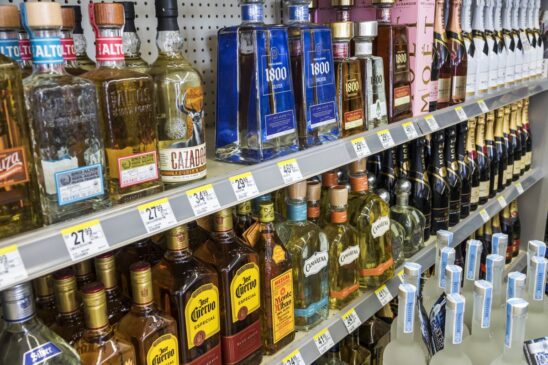 Tras casi duplicar los contagios diarios coronavirus, Florida suspendió la venta de alcohol en bares… Drinks 548x365