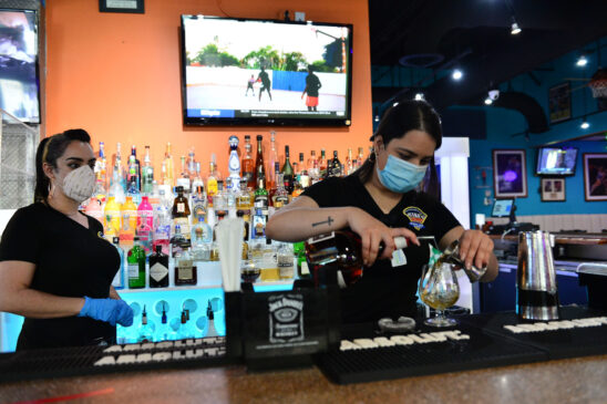 Tras casi duplicar los contagios diarios coronavirus, Florida suspendió la venta de alcohol en bares… Fl4 548x365