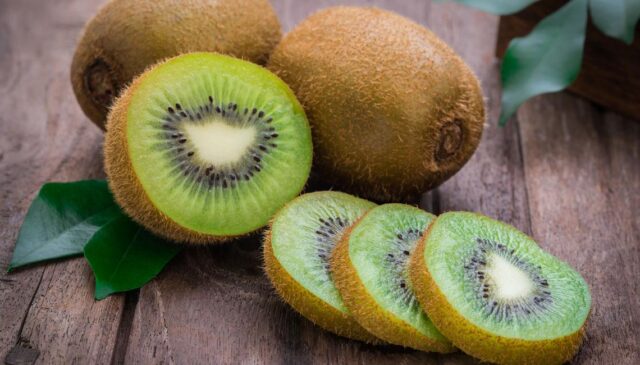 Kiwi: conoce los beneficios y nutrientes de esta fruta… Ki 640x365