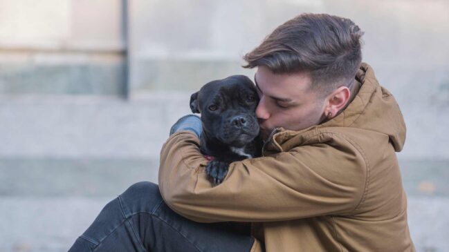 Abrazar a un perro reduce el dolor, confirma un estudio… Hug1 649x365